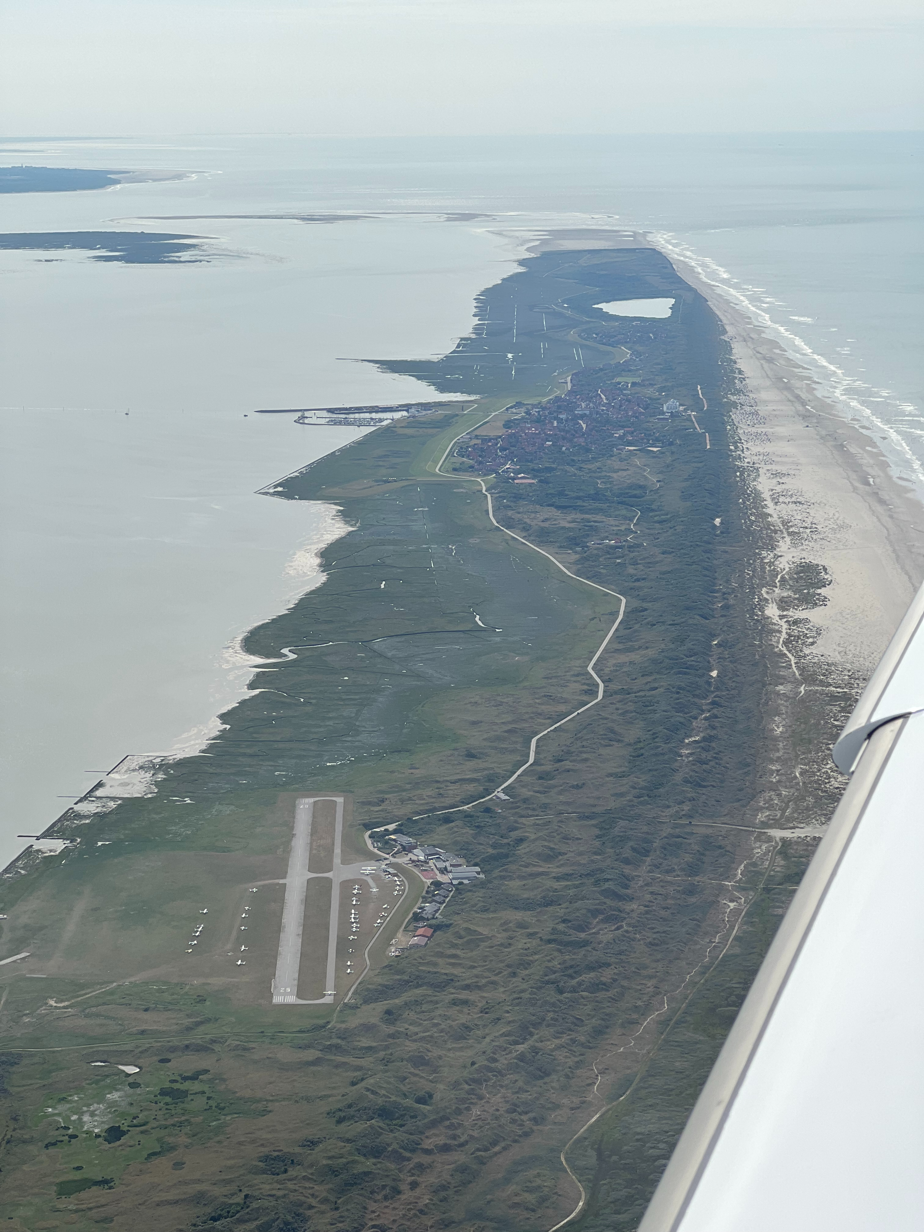 Flug entlang der Küste