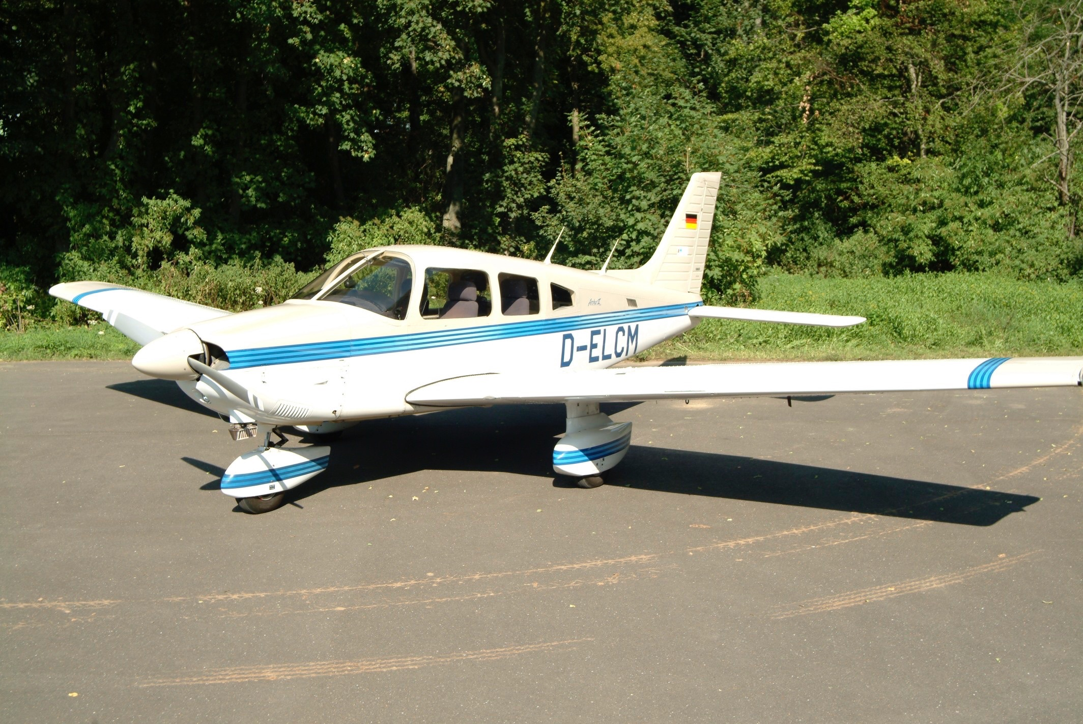 Piper Archer II auf dem Vorfeld
